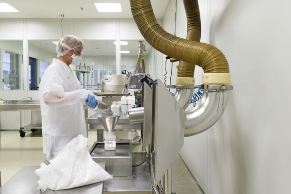 Merck 在其德國達姆施塔特的設施填充新型合成膽固醇產品。這項新產品的純度超過 99%，具有很高的批次一致性，並可在商業 GMP 下進行擴展。