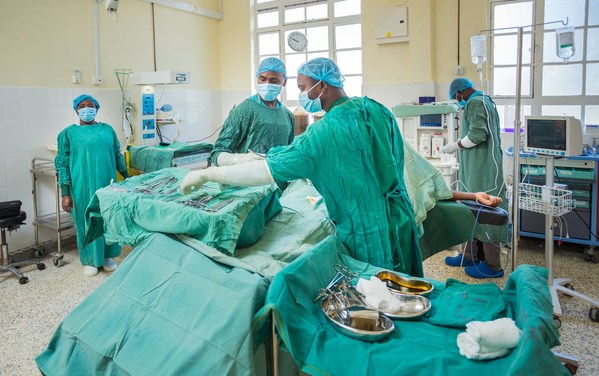 Physicians and nurses in the Jhpiego-led Obstetric Safe Surgery (OSS) Project in Kenya prepare for a C-section at Makueni County Referral Hospital, one of five hospitals participating in the skills-strengthening and mentorship program aimed at reducing maternal and newborn deaths.